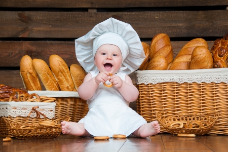 Gärkörbchen Liebes Baby freut sich über frisches Brot aus dem Gärkörbchen