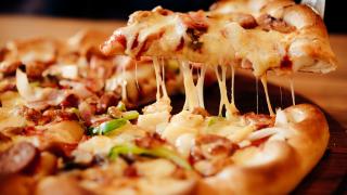 Leckere Pizza aus dem Pizzaofen