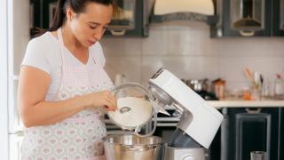 Frau beim Arbeiten mit einer KitchenAid Küchenmaschine