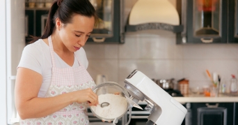 KitchenAid Küchenmaschine Frau beim Arbeiten mit einer KitchenAid Küchenmaschine