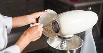 Philips Küchenmaschine Person beim Befüllen einer Philips Küchenmaschine