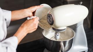 Person beim Befüllen einer Philips Küchenmaschine