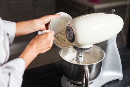Philips Küchenmaschine Person beim Befüllen einer Philips Küchenmaschine