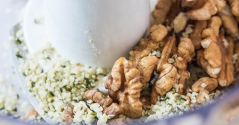 Bosch Küchenmaschine Bosch Küchenmaschine beim Zerkleinern von Walnüssen