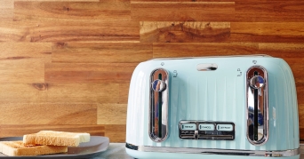 Ein Toaster neben getoasteten Scheiben