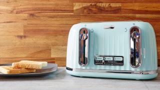 Ein Toaster neben getoasteten Scheiben