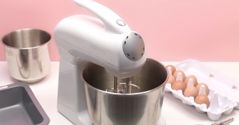 Aldi Küchenmaschine Aldi Küchenmaschine auf Tisch neben Eiern