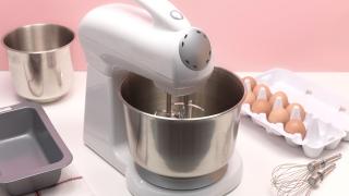 Aldi Küchenmaschine auf Tisch neben Eiern
