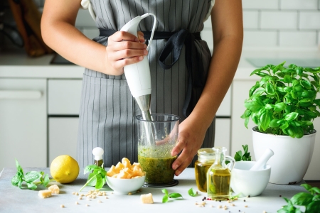 Bosch Stabmixer Frau beim Pürieren von Speisen mit dem Bosch Stabmixer