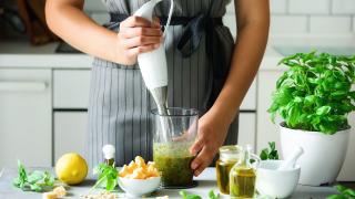 Frau beim Pürieren von Speisen mit dem Bosch Stabmixer