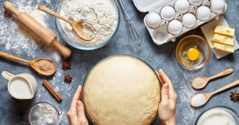 Person beim Teig backen aus der Moulinex Küchenmaschine