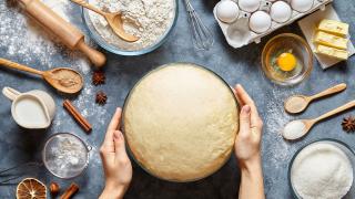 Person beim Teig backen aus der Moulinex Küchenmaschine
