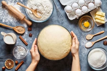 Braun Küchemaschine Person beim Teig backen aus der Moulinex Küchenmaschine