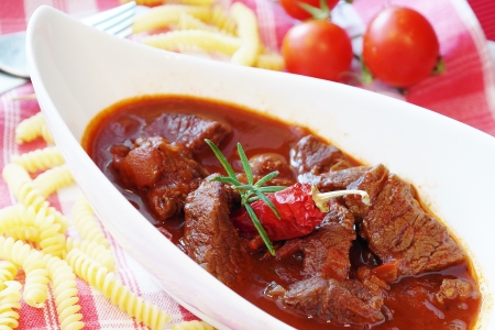 Gulaschkanone Gulasch in Teller mit Gulaschkanone zubereitet