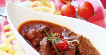 Gulasch in Teller mit Gulaschkanone zubereitet