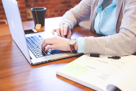 <BODY>Passende Produkte finden Sie vor allem online. Neben dem Vorteil der größeren Auswahl sind sie nicht auf das "Fachwissen" des Baumarktmitarbeiters angewiesen.</BODY> Mann tippt etwas in seinen Laptop