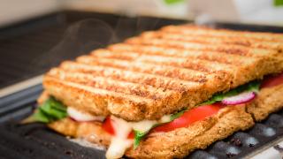 Befüllter Toast im Sandwichmaker 3 in 1