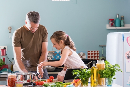 Dampfgarer Rezepte Vater und Kind beim Zubereiten von Dampfgarer Rezepte