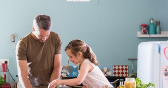 Dampfgarer Rezepte Vater und Kind beim Zubereiten von Dampfgarer Rezepte