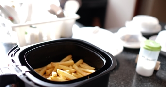 Heißluftfriteuse Heißluftfritteuse mit Pommes