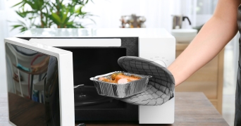 Mikrowelle mit Heißluft Mikrowelle mit Heißluft in Verwendung