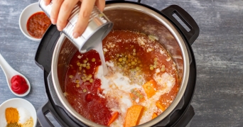 Person beim Zubereiten einer Speise im Schnellkochtopf von Silit