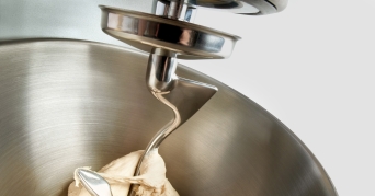 Lidl Küchenmaschine Lidl Küchenmaschine beim Teig zubereiten