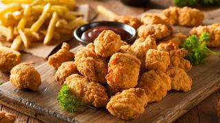 Fleisch und Pommes nach Zubereitung mit Philips AirFryer