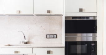 Küche mit Mikrowelle mit Dampfgarer