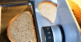 Brotschneidemaschine Brotschneidemaschine bzw. Allesschneider im Detail