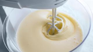 Smeg Küchenmaschine beim Zubereiten von Teig