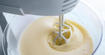 Smeg Küchenmaschine beim Zubereiten von Teig