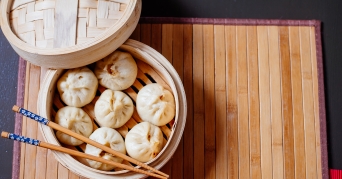 Bambusdämpfer Feine Teigtaschen aus einem Bambusdämpfer