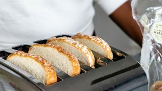 Ein Toaster für 4 Scheiben mit Toastbrot