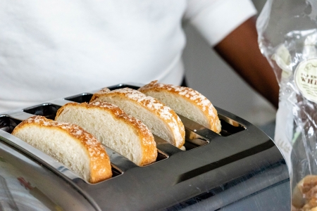 Toaster 4 Scheiben Ein Toaster für 4 Scheiben mit Toastbrot