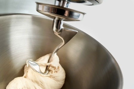 Küchenmaschine Küchenmaschine bei der Arbeit mit der Rührschüssel