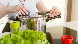Frau hantiert mit Fissler Schnellkochtopf