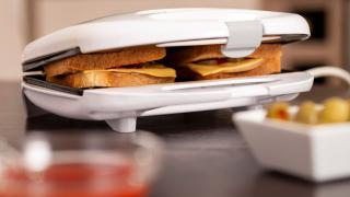 Sandwichmaker mit Toastscheiben