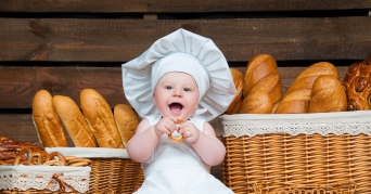 Gärkörbchen Liebes Baby freut sich über frisches Brot aus dem Gärkörbchen