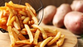 Pommes aus einer Friteuse ohne Fett