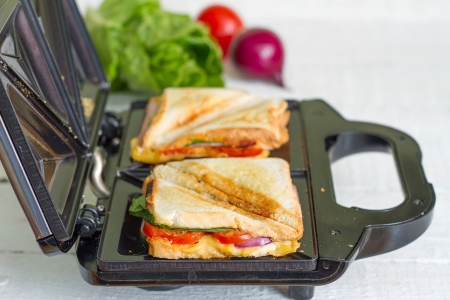 Sandwichmaker Toastbrote im Sandwichmaker / Sandwichtoaster