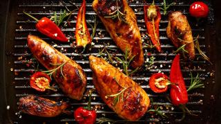 Gemüse und Fleisch am Grill im Stil eines Tefal Optigrill