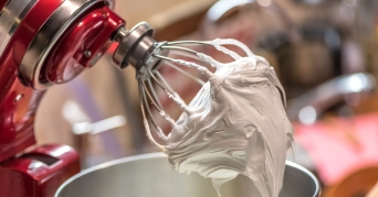 Klarstein Küchenmaschine beim Zubereiten von Teig