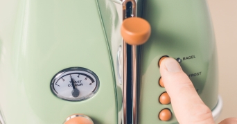 Langschlitztoaser Personen verwendet Langschlitztoaster