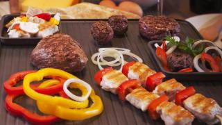 Gemüse und faschierte Laibchen auf Tefal Tischgrill
